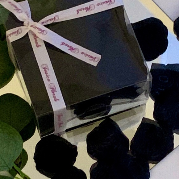 Boxed Silk Rose Petals - Black - Picture 2 of 2